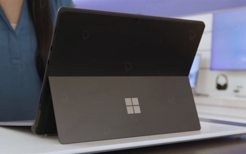 Về phần lưng của Pro 8 sẽ được hãng in logo Microsoft bạc bóng ở ngay vị trí chân đế