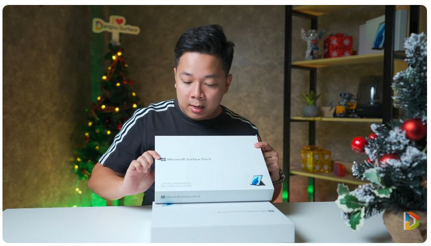 Ngay trên hộp máy chính là logo đặc trưng của Microsoft