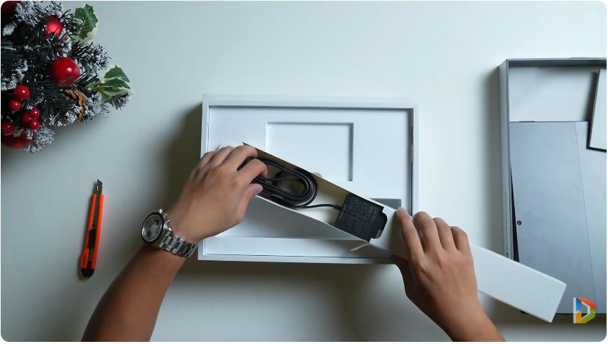 Microsoft vẫn sẽ đính kèm cùng một quyển sách hướng dẫn sử dụng và một cục sạc 65W