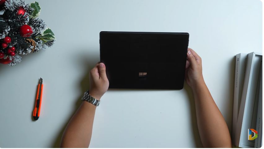 Surface Pro 8 cầm trên tay rất thoải mái