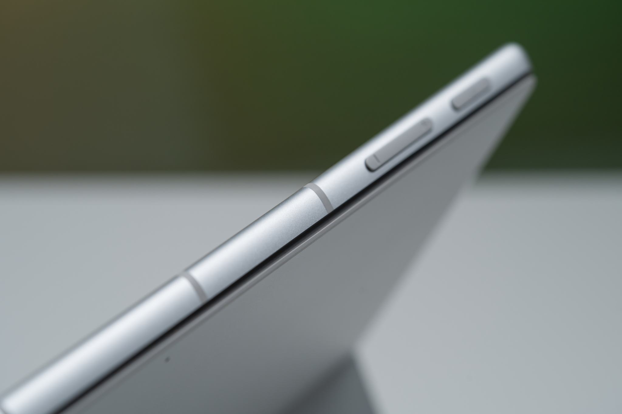 Phím âm lượng và nguồn được đặt ở phía thân máy