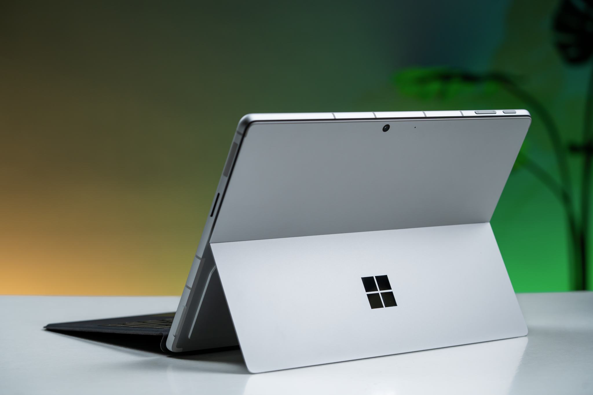 Nên lựa chọn LG Gram 14 2023 vs Surface Pro 9