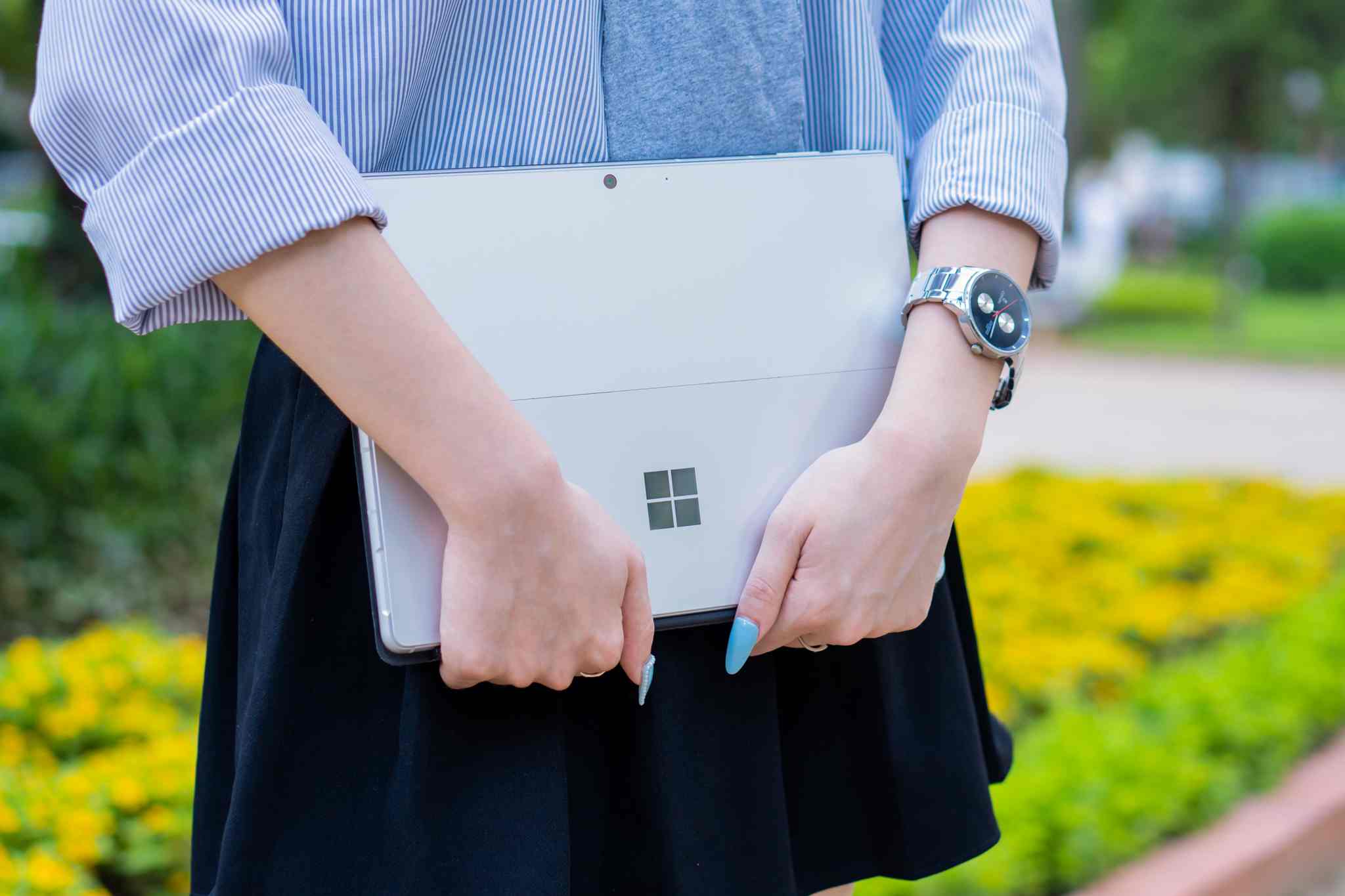 Pro 9 của Surface thì thiết bị có thể đi theo bạn, kiếm tiền giúp cho bạn thêm vài năm, đủ để bạn mua thêm nhiều cái Iphone về sau nữa