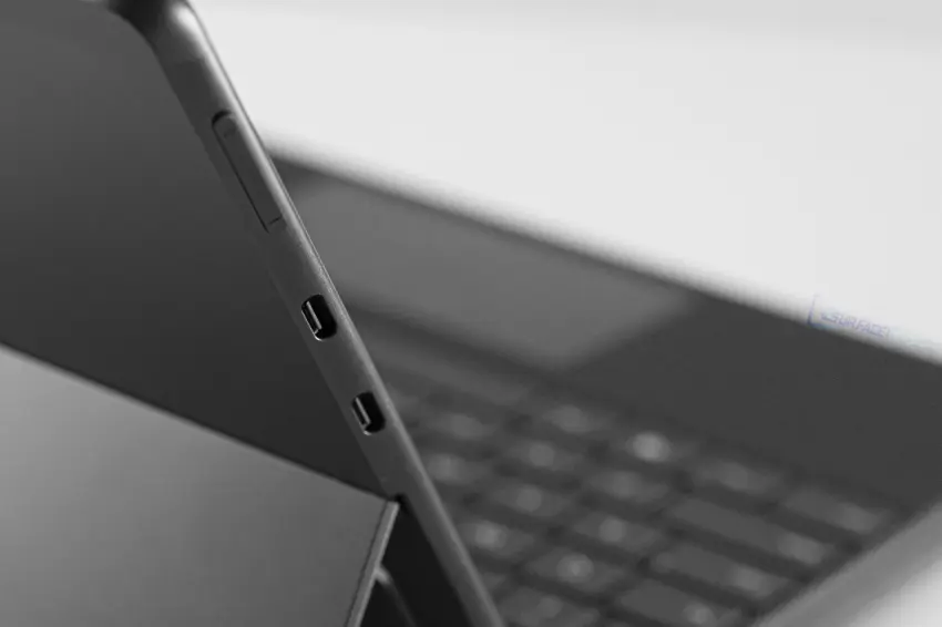 Hai cổng USB type C có lẽ hơi “thừa”