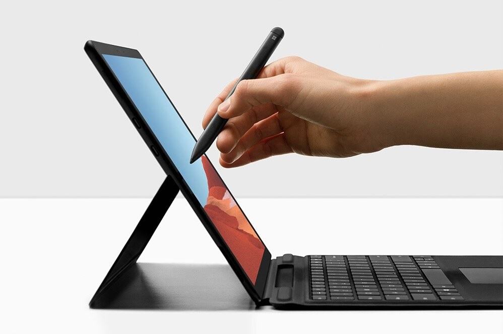 Khác với việc dính bút trên thân, Surface Pro X được thiết kế khay để bút trong bàn phím. Cực kỳ an toàn và tiện dụng