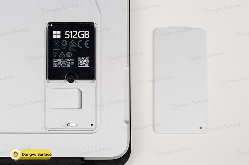 Phía sau máy vẫn tích hợp LTE và bộ nhớ SSD có thể tháo rời và thay thế thủ công