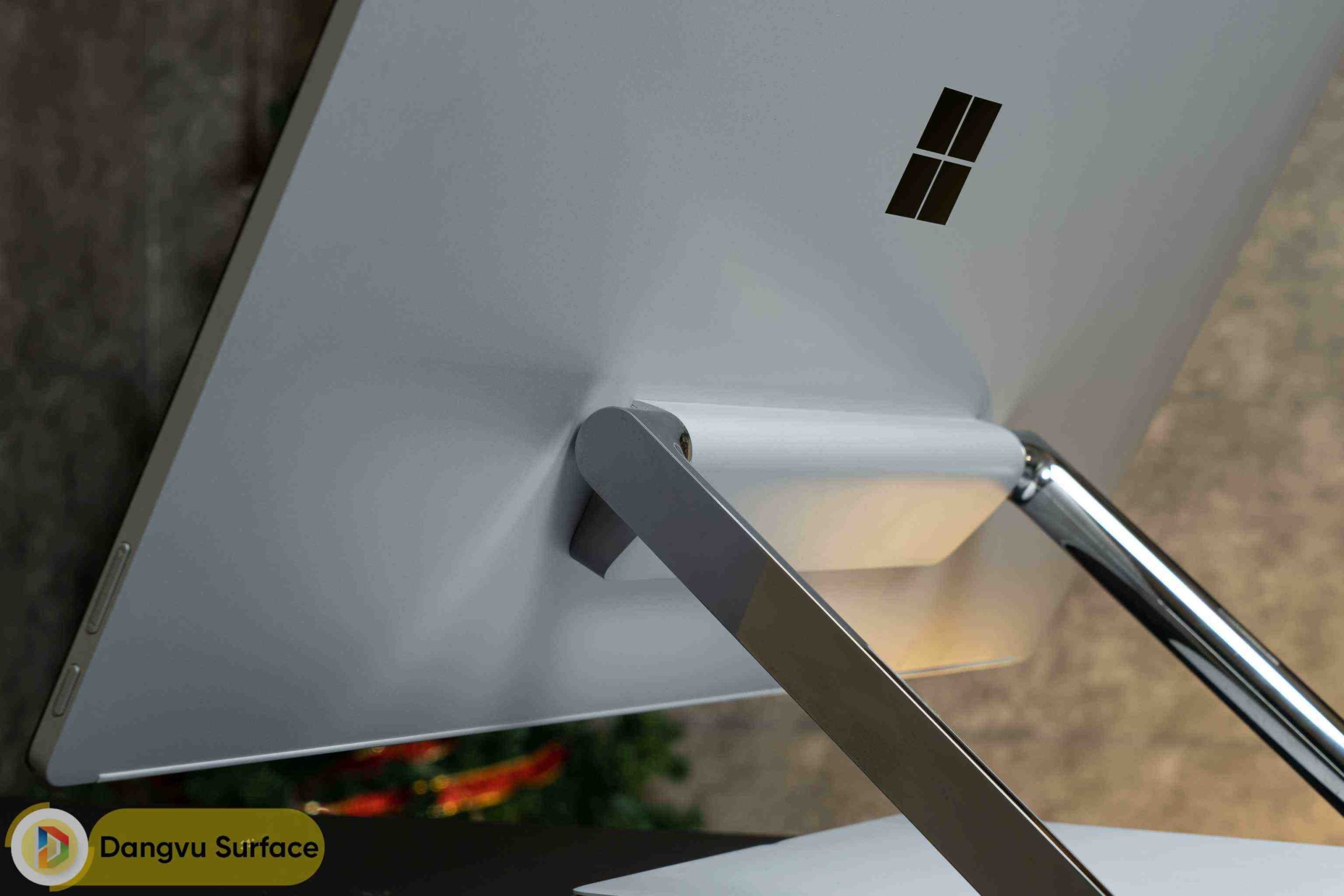 Bản lề Studio 2016 hoạt động vô cùng linh hoạt và chắc chắn