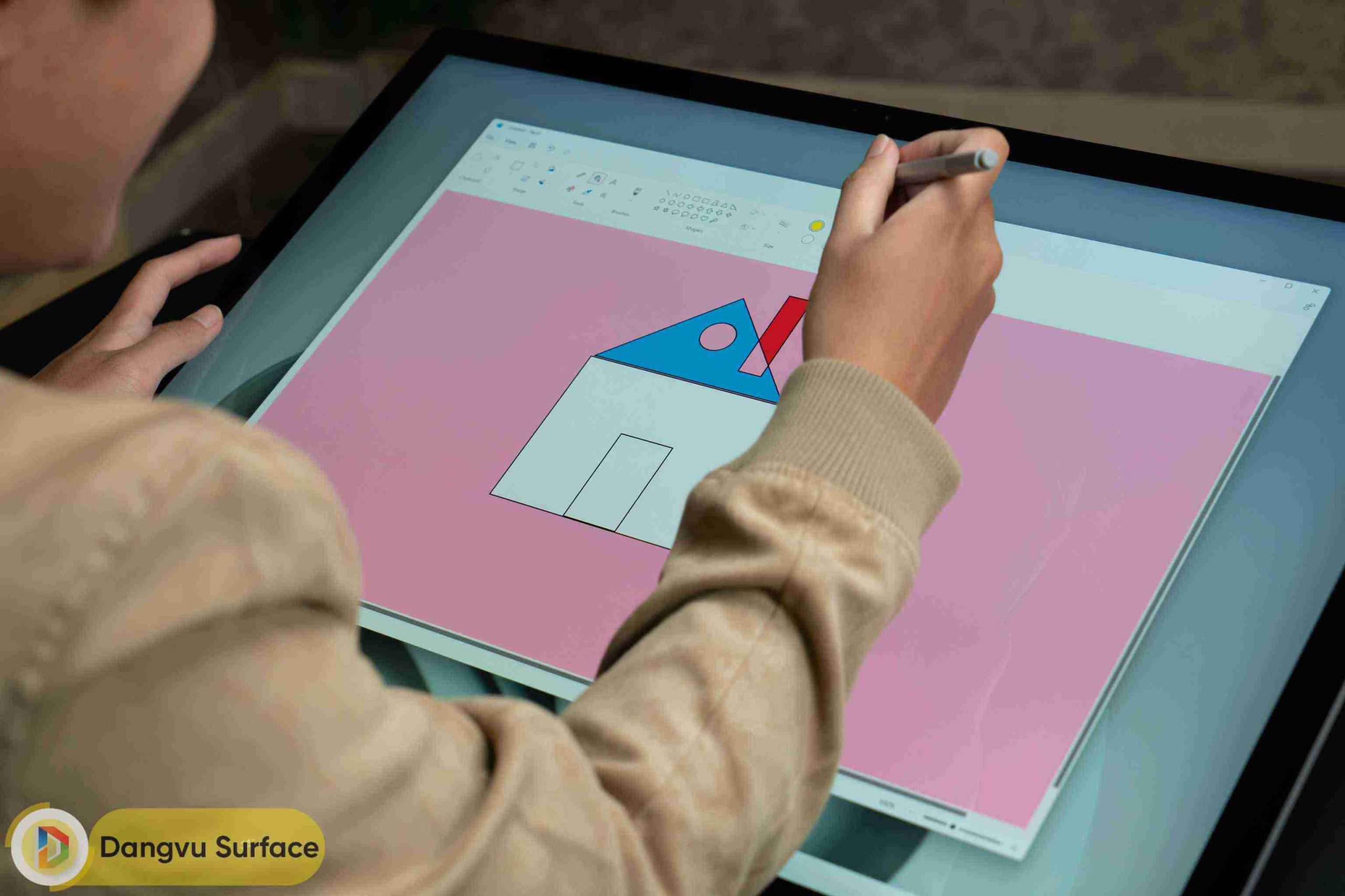 Với màn hình của Studio, tất nhiên Surface Pen sẽ được sử dụng siêu mượt và phổ biến