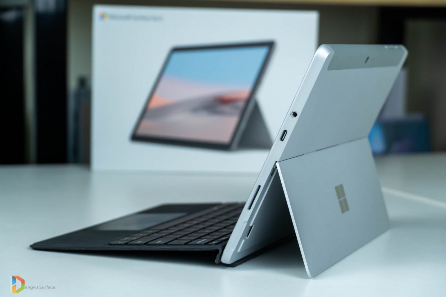 Một dòng máy năng lượng Pin ít như Surface Go có thể xài kèm Sạc Dự Phòng