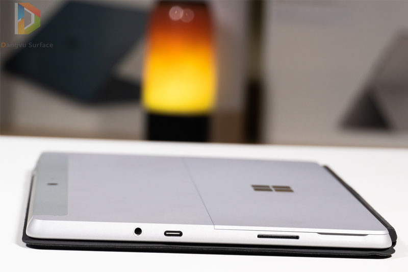 Ngoài cổng sạc Surface Connect nam chậm ra, người dùng có thể sử dụng Sạc Type-C ở phía trên