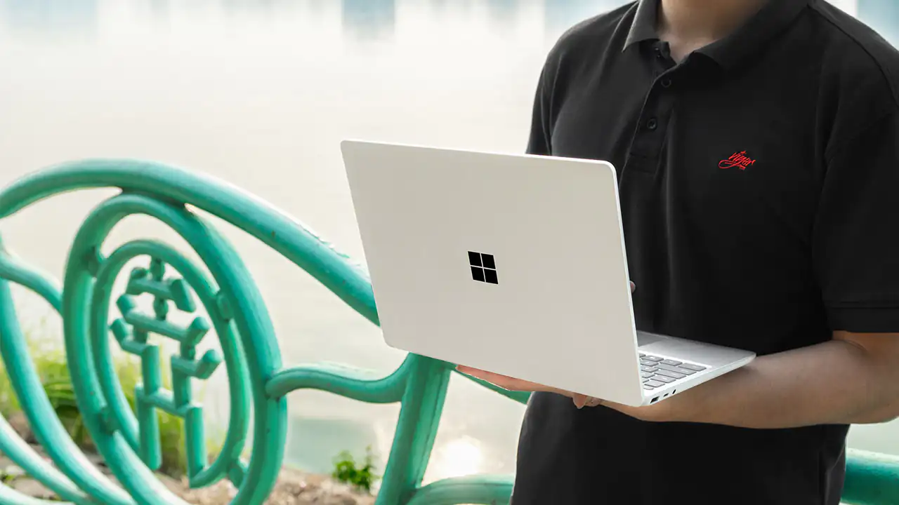 Laptop Go 3 rất chắc chắn khi cầm