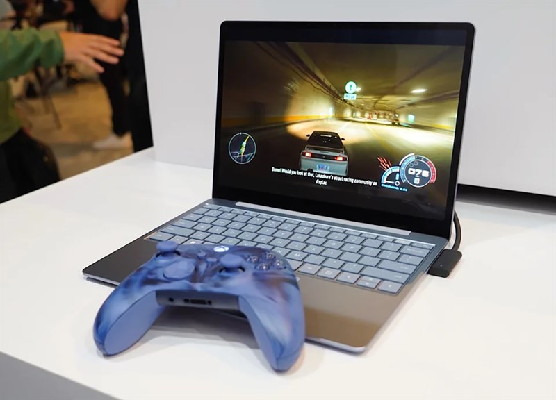 Máy còn được tích hợp card đồ họa GPU Intel Iris Xe mạnh mẽ, nên người dùng có thể chơi các dòng game một cách mượt mà