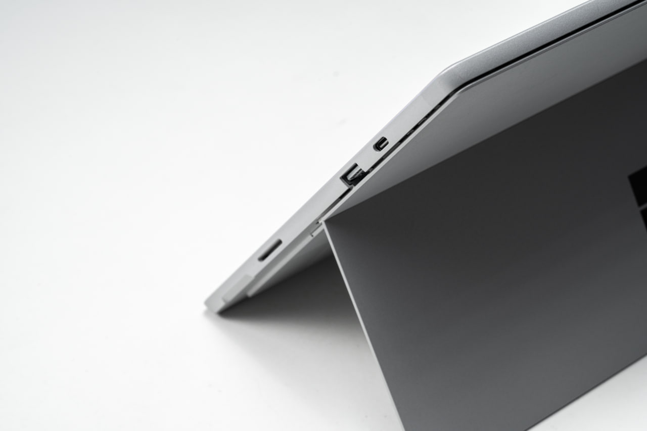 Surface Pro 7 + vẫn giữ những cổng kết nối kiểu cũ 