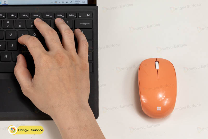 Chuột Microsoft Bluetooth tích hợp công nghệ hiện đại, là phụ kiện đi kèm không thể thiếu cho người dùng Surface