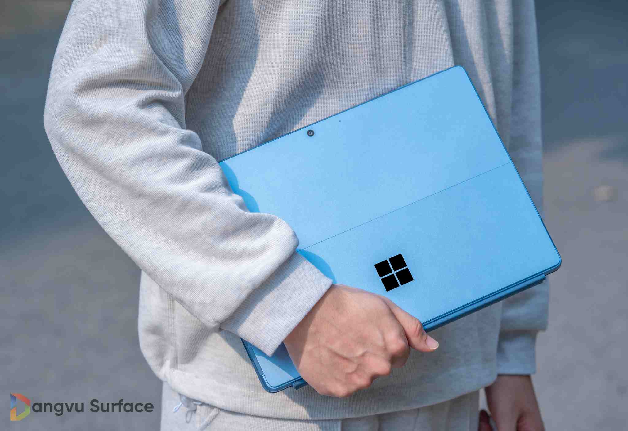 Surface Pro 9 lại là thiết bị đánh mạnh vào tính di động, hợp cho đối tượng người hay phải di chuyển