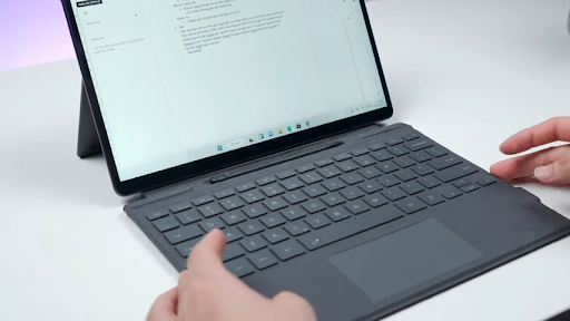 Tránh gây áp lực mạnh lên Touchpad