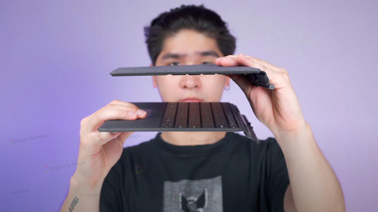 Bàn phím dày hơn so với hàng chính hãng 1 chút, nhưng không đáng kể