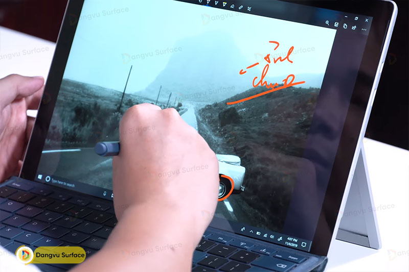 Microsoft còn tương tác những chiếc Surface rất tốt với những phần mềm của họ