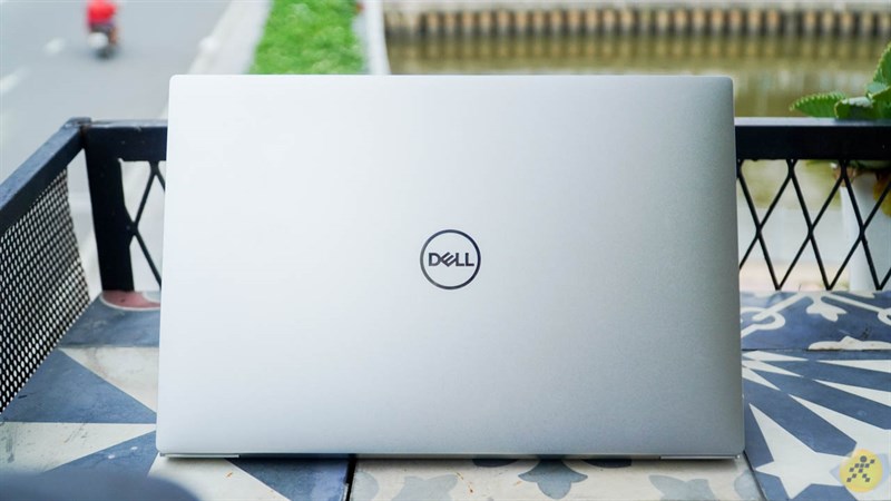 Logo Dell được in nổi chính giữa bằng kim loại màu bạc sáng óng ánh