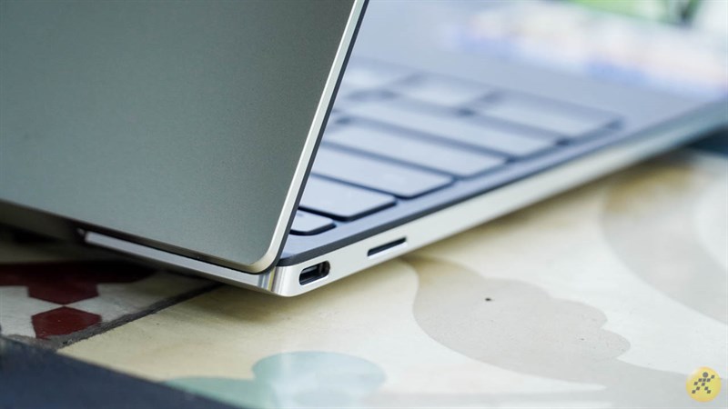Dell XPS 13 9300 đi theo xu hướng mới của thời đại công nghệ 2020 chính là loại bỏ cổng kết nối USB