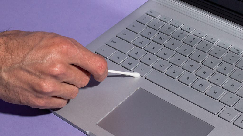 Vệ sinh bàn phím bằng bông mềm trước khi sử dụng