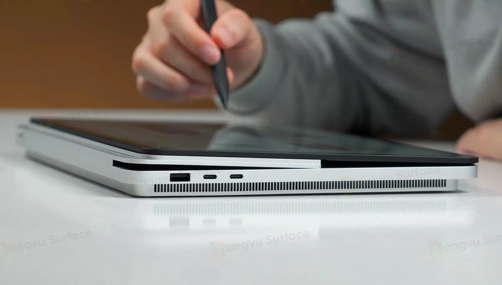 Microsoft cũng đã bổ sung thêm một số cổng kết nối cho Surface Laptop Studio thế hệ mới này