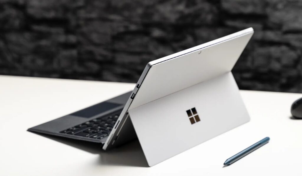 Thiết kế này giúp máy trở nên nhỏ gọn hơn mọi dòng Laptop thông thường