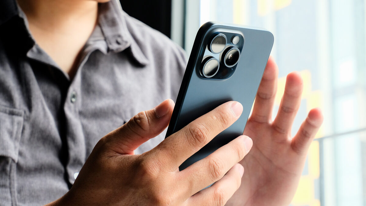 Với 30tr nên mua iphone 15 Pro max hay Surface Pro 9