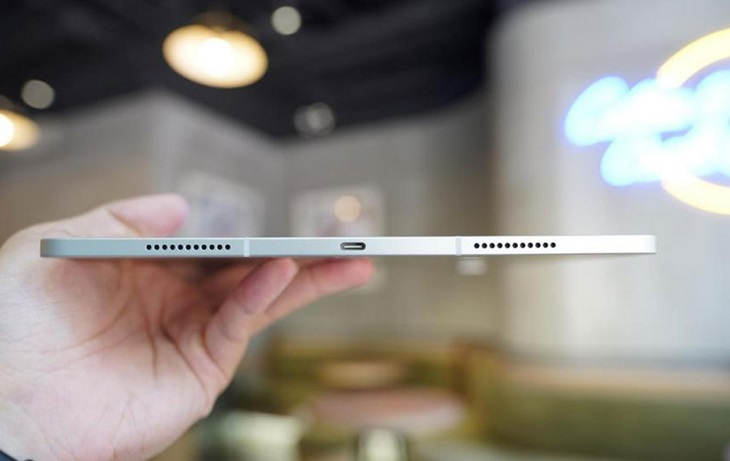 Ipad Pro chỉ có 1 cổng kết nối TypeC, nên việc kết nối cần cổng chuyển đổi, và giá thành các phụ kiện cũng khá cao
