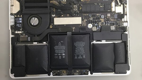 Hiện tượng pin laptop bị phồng, rộp khi không sử dụng gây nguy hiểm cháy nổ