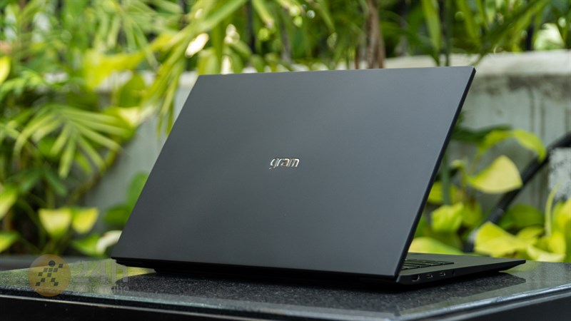 Điểm đáng tiếc ở cổng kết nối của LG Gram đó là không được tích hợp sẵn khe đọc thẻ nhớ SD