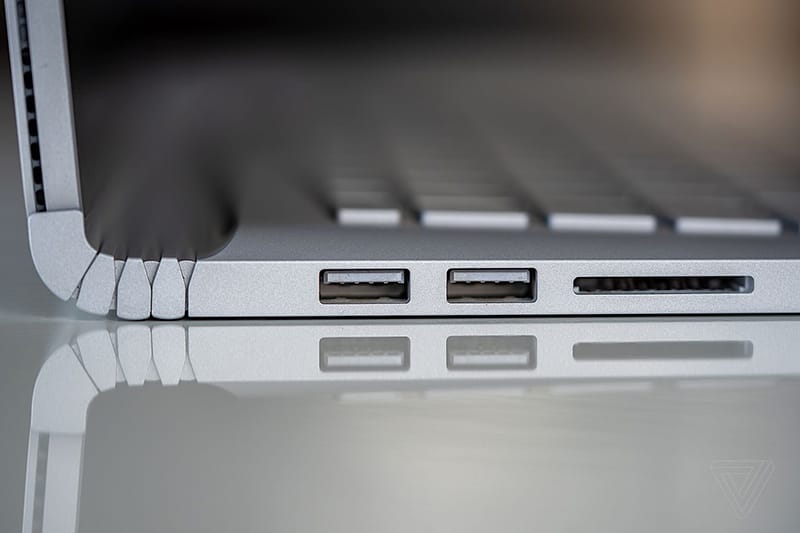 Book 3 tuy có 1 thiết kế khá đồ sộ, nhưng lại không được Microsoft trang bị quá nhiều cổng kết nối