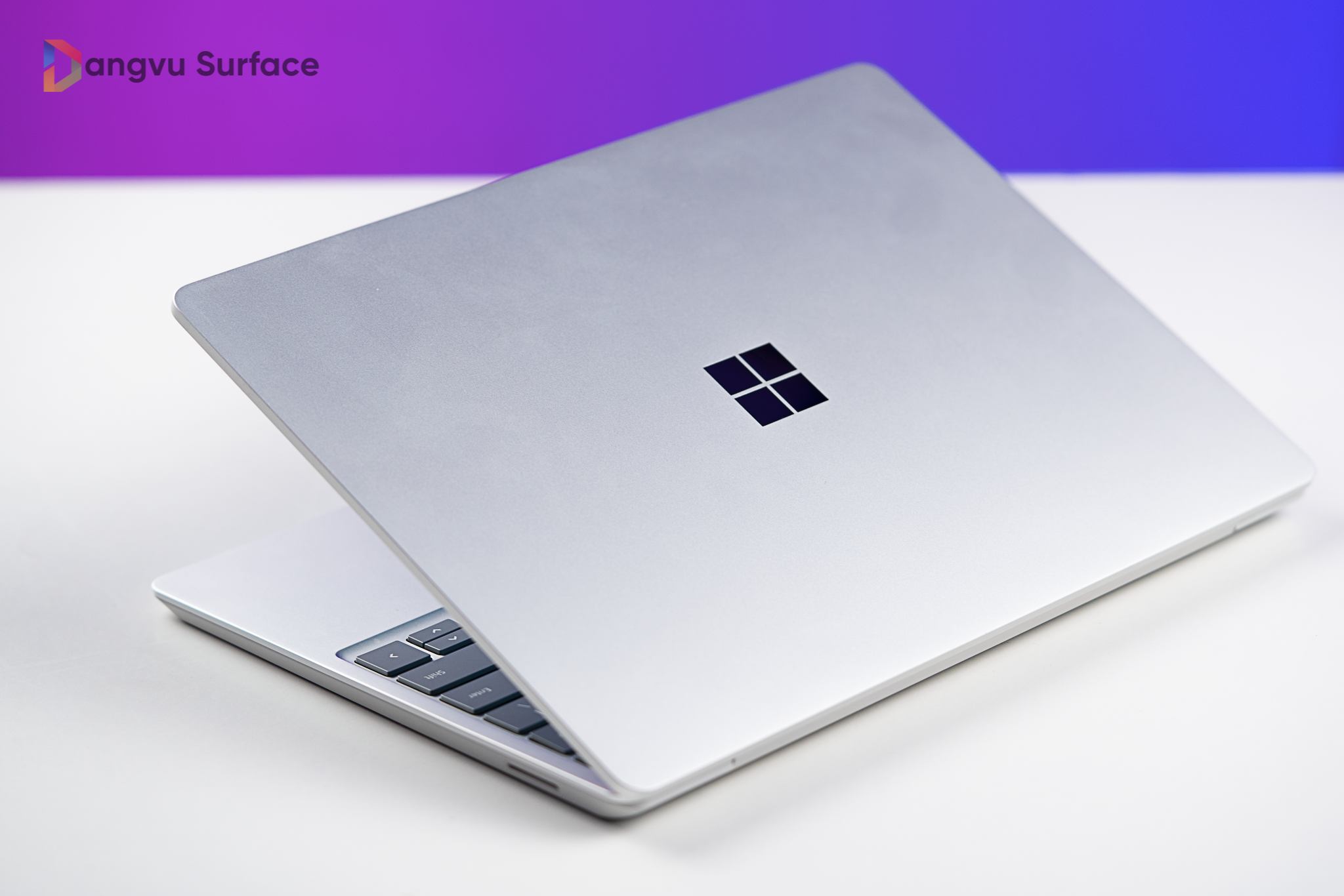 Surface Laptop Go 2 chưa có sự khác biệt lớn về lối thiết kế so với người anh tiền nhiệm