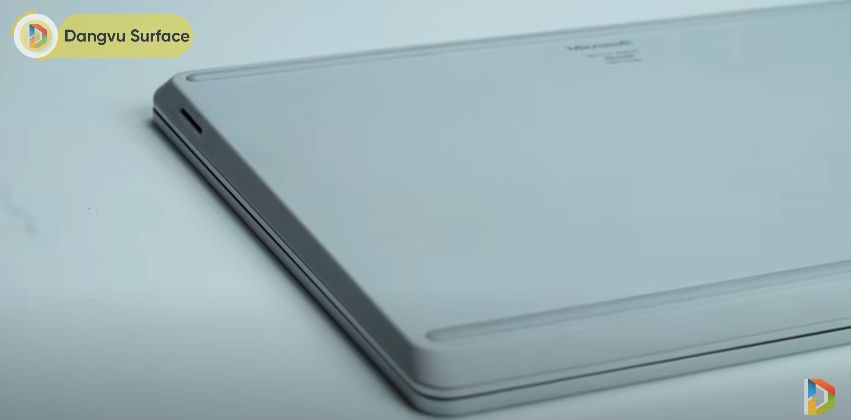 Các khe tản nhiệt trên Surface Laptop Go 2 được thiết kế nằm phía sau màn hình