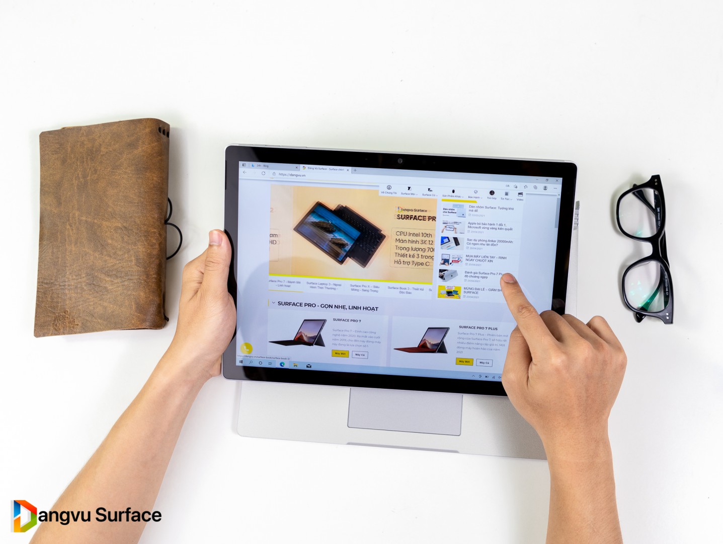 Book 3 15 inch vẫn áp dụng viền màn hình dày khiến cho thiết bị trông giống như 1 cuốn sổ tay của nhiều năm về trước