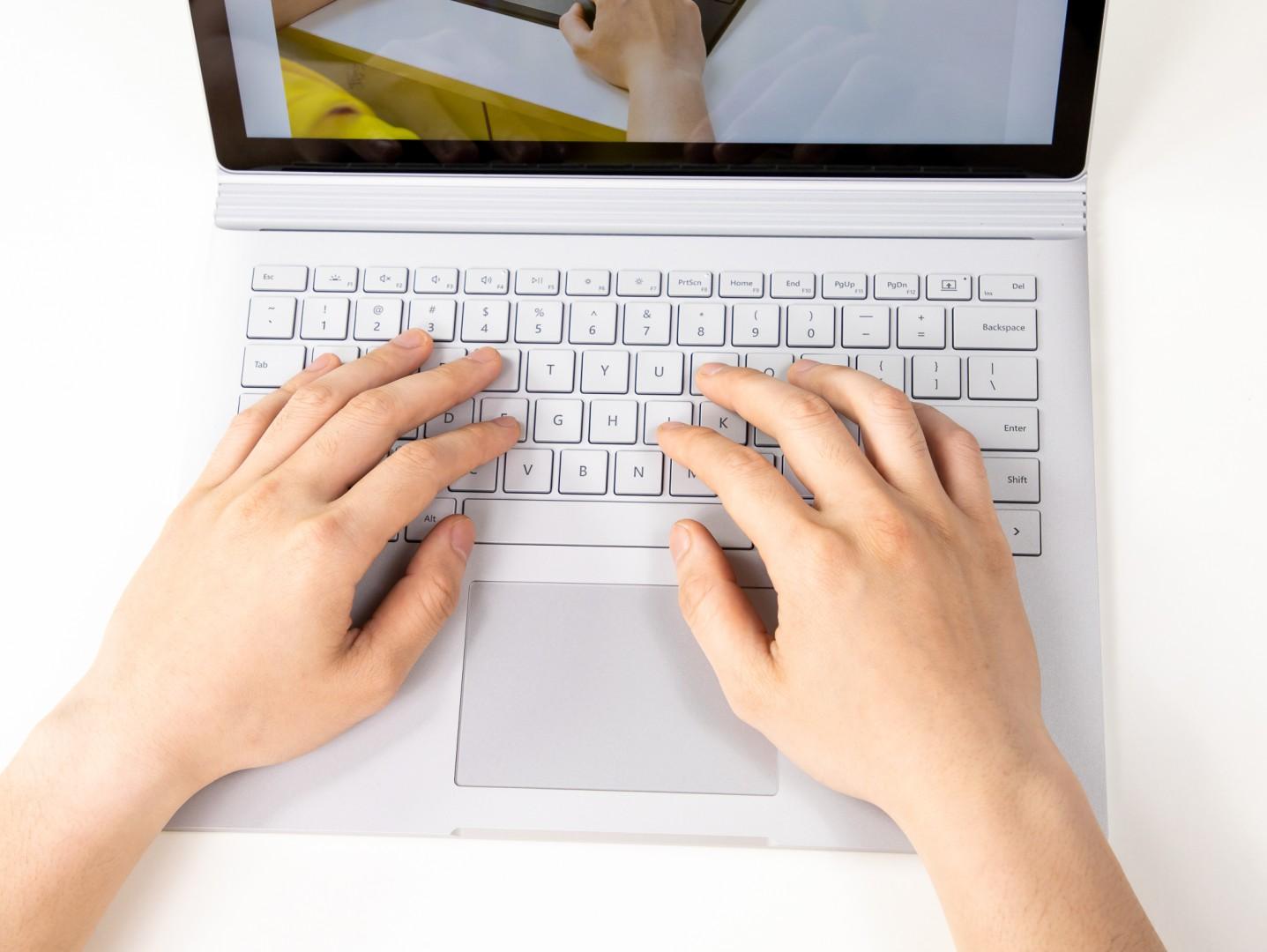 Phần bàn phím tuy nhìn hơi bé so với tổng thể máy với kích thước lớn của Surface Book 3