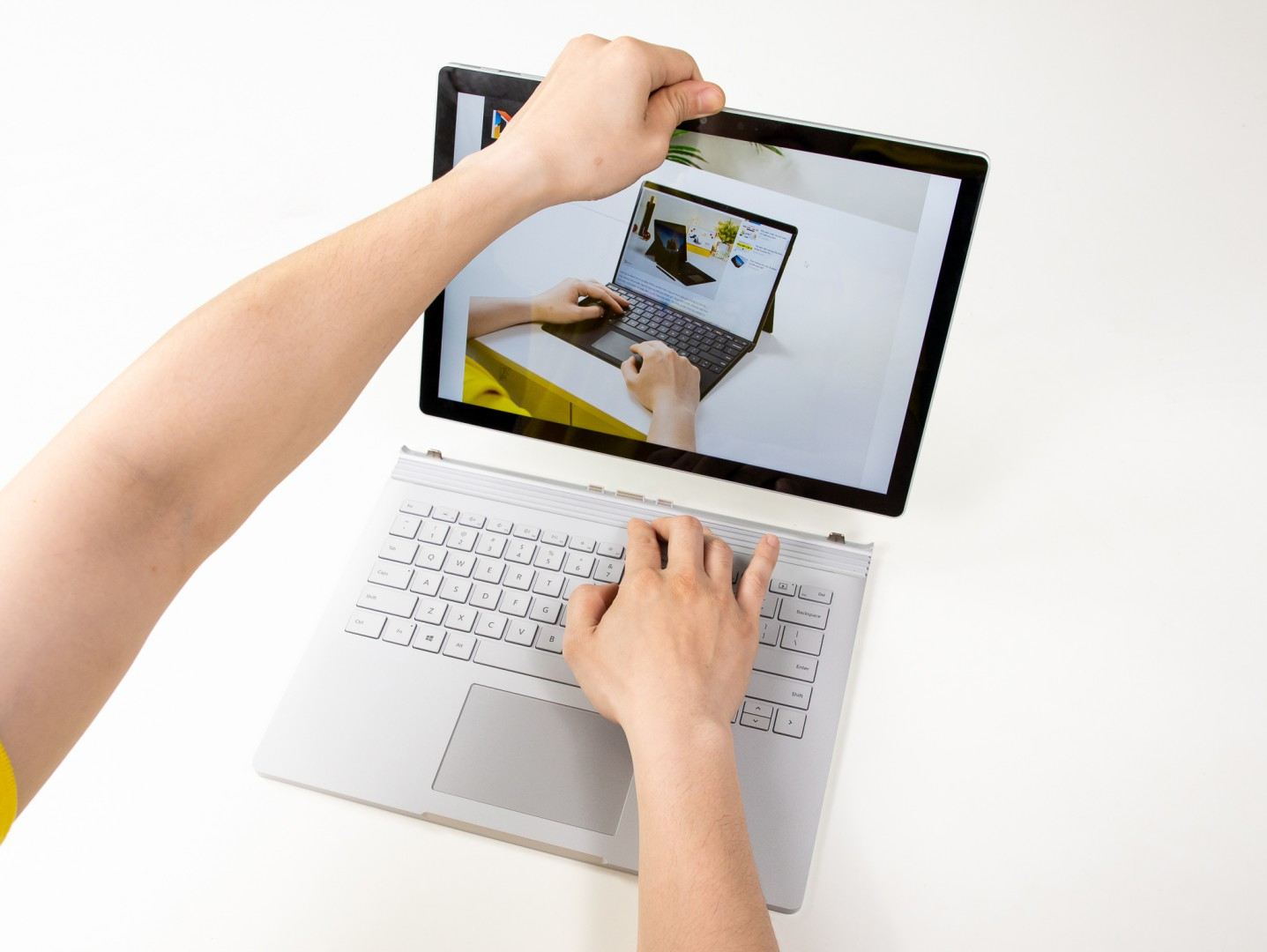 Bản lề máy tuy chắc chắn nhưng do cơ chế tách rời nên vẫn rất dễ đung đưa