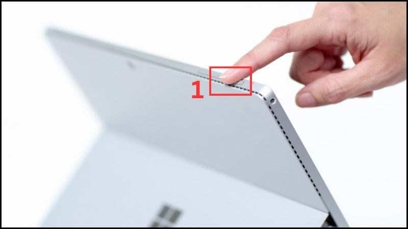 Thiết kế nút nguồn ở đây cũng khiến cho nhiều người dùng bấm nhầm