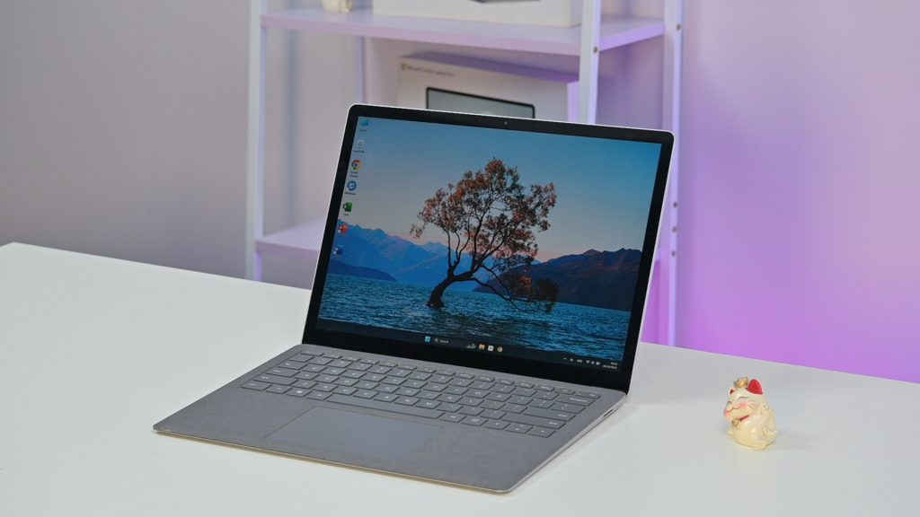 Nếu bạn là một người dùng phổ thông, thì bản 13inch – sử dụng chip Intel sẽ là lựa chọn tốt hơn