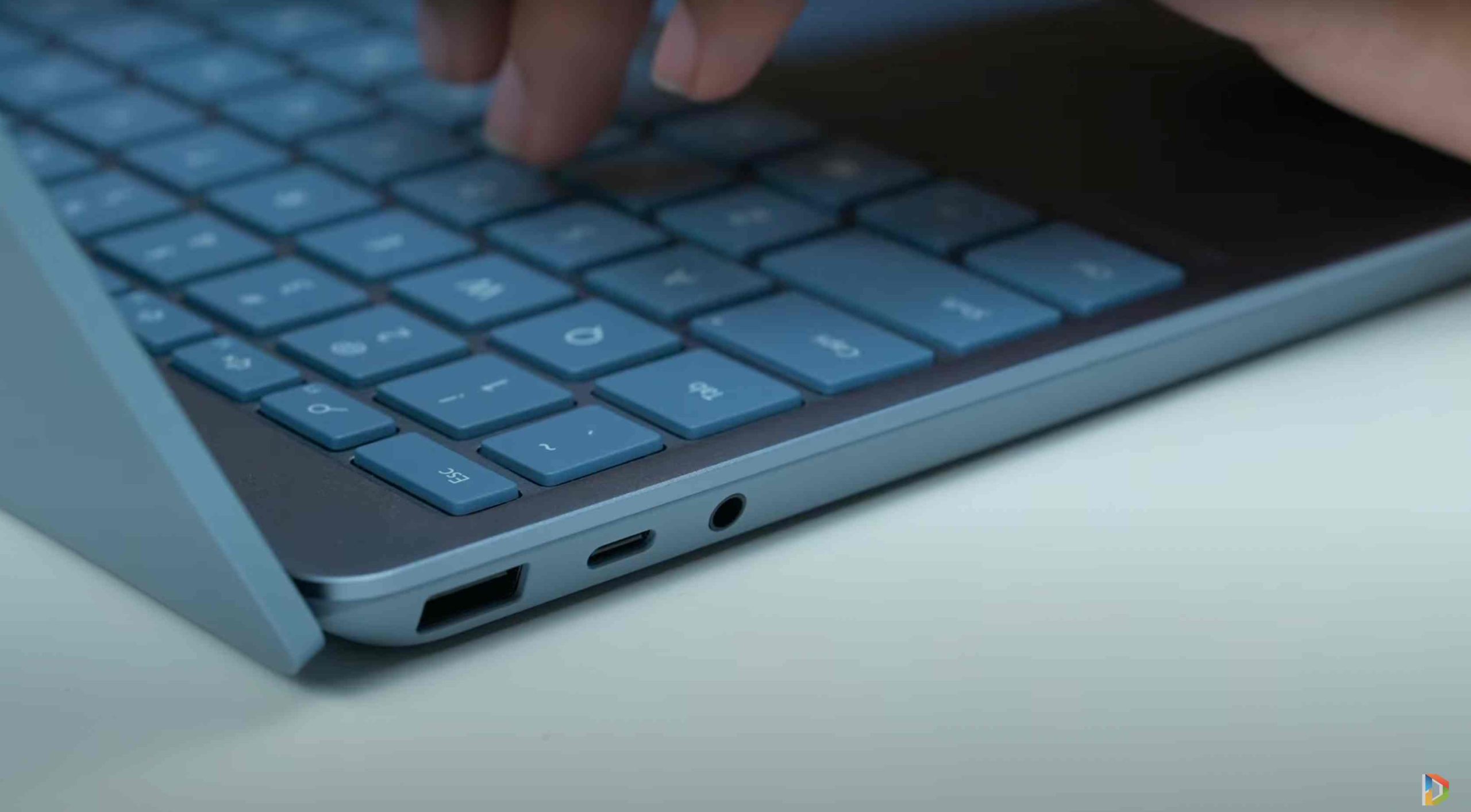 Cổng kết nối của laptop Go 2 