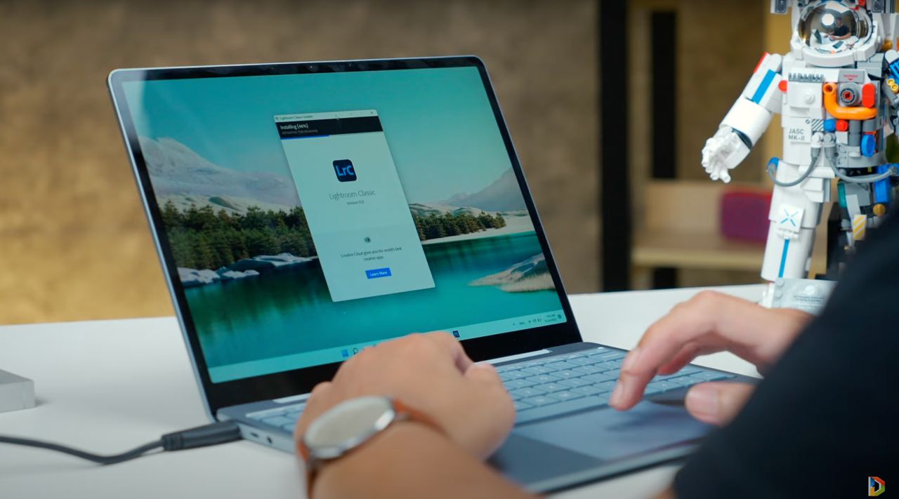 Hệ thống camera được hãng đã thiết lập một webcam với độ phân giải 720p, giữa 2 micro trên viền màn hình