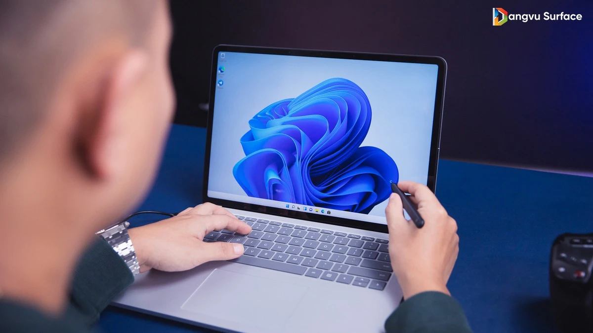 Cả Laptop Studio lẫn Acer ConceptD 3 Ezel đều có thời gian hoạt động lên tới 18 giờ khi sử dụng các tác vụ thông thường