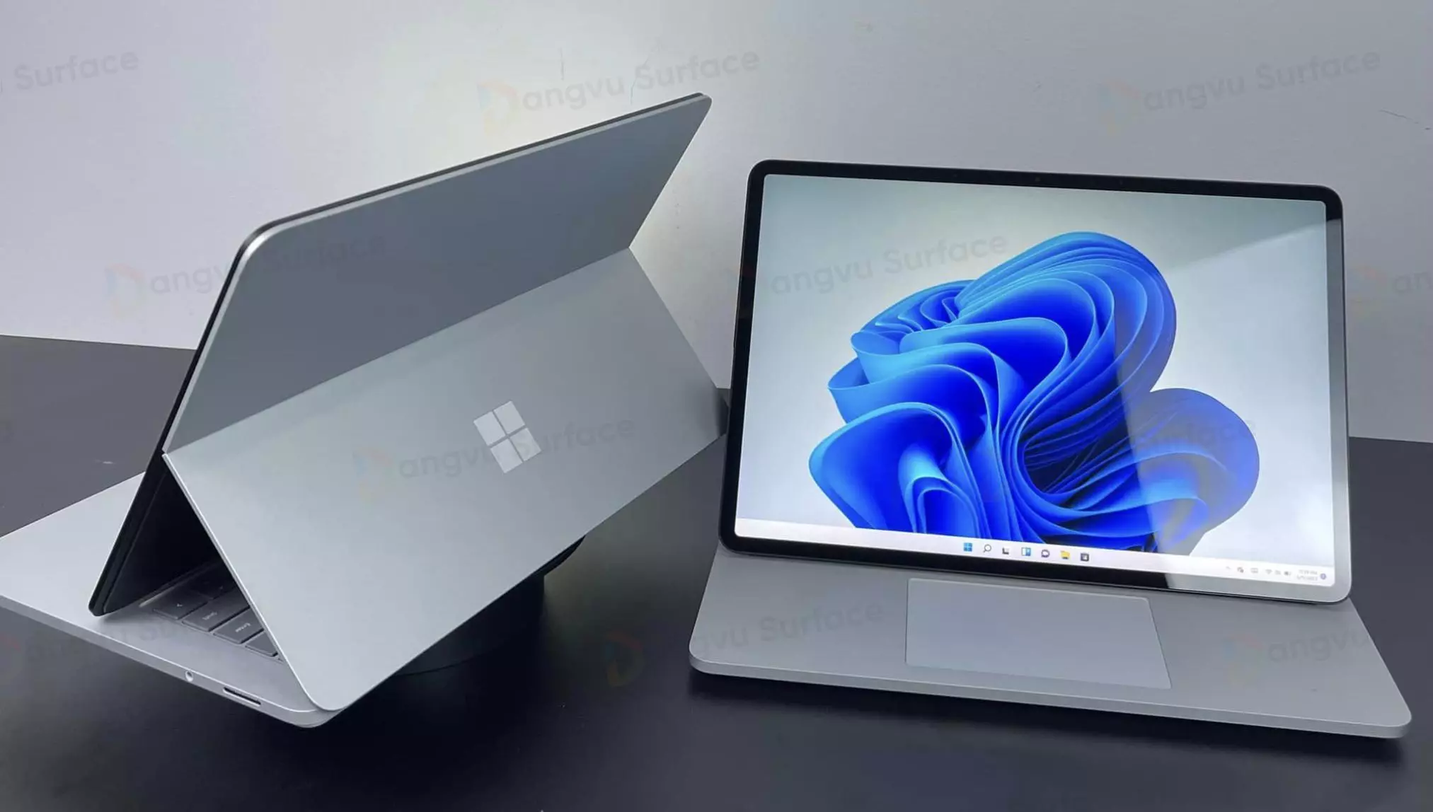 Surface Laptop Studio vs Acer ConceptD 3 Ezel đều có thiết kế góc/cạnh vuông vức