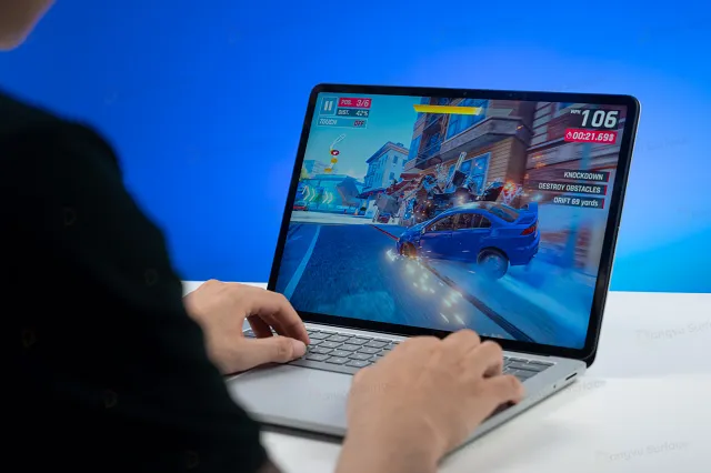 Laptop Studio 2 có độ sáng ở vị trí cao nhất là 650 nits