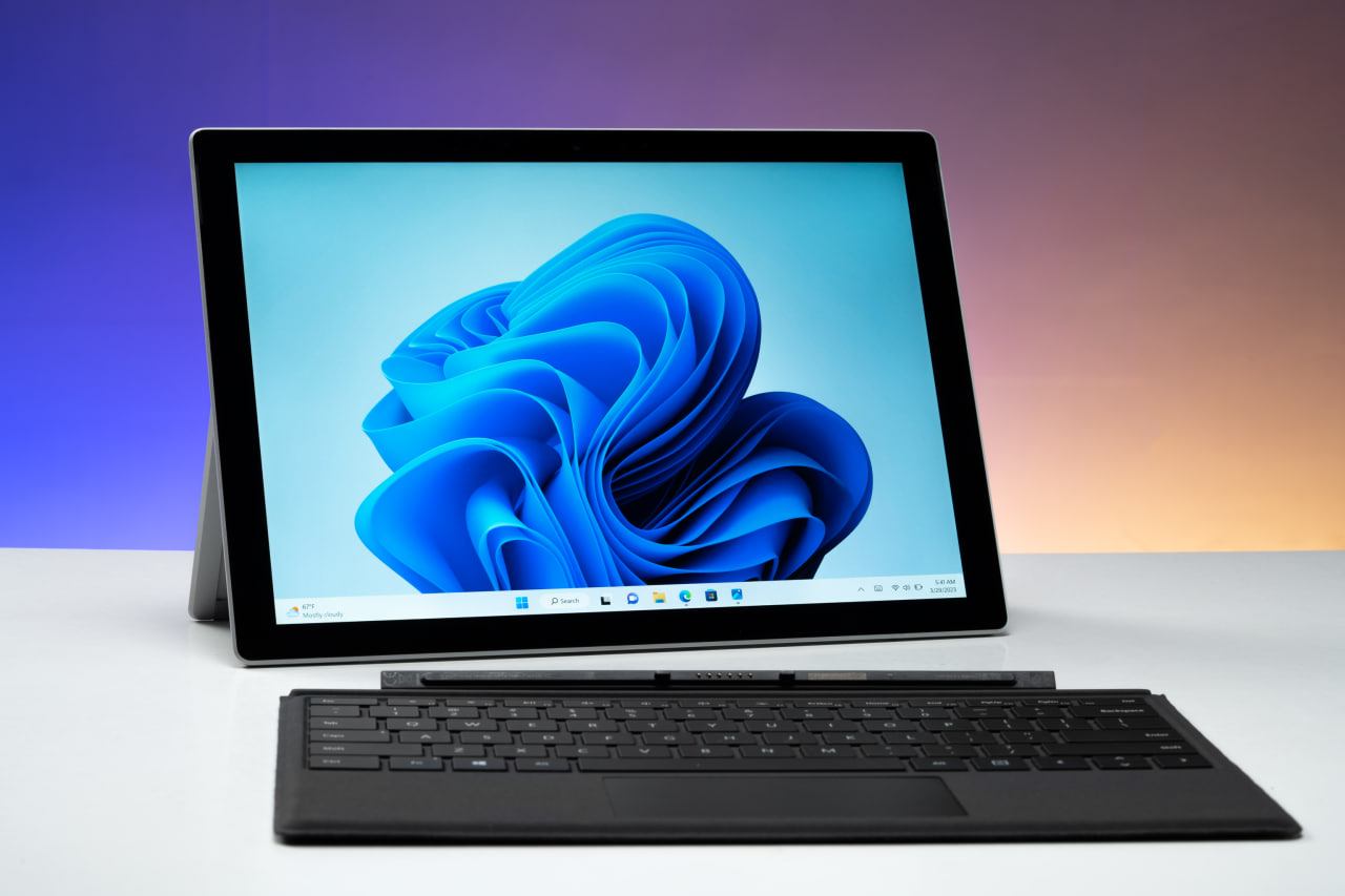 Nhược điểm của Pro 7+ cũ là phần thiết kế màn hình dày, có phần kém thời thượng