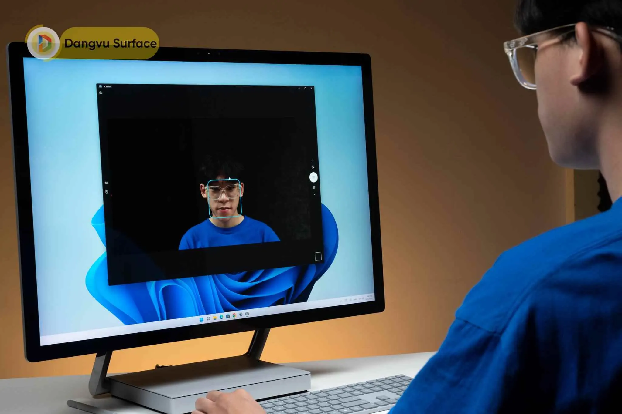 Phần bezel của màn hình sở hữu camera 5.0 megapixel và camera hồng ngoại