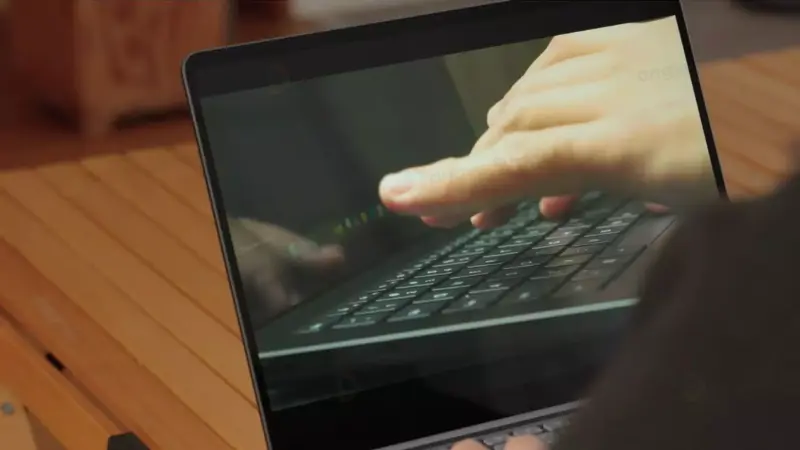 Surface Laptop 13 được trang bị màn hình cảm ứng 10 điểm chạm