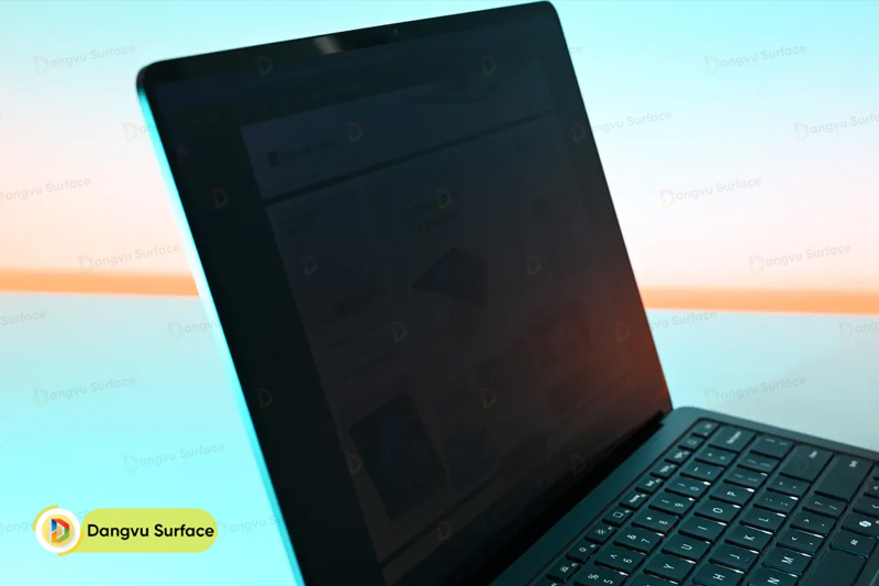 Màn hình Privacy Screen chống nhìn trộm tích hợp trên một số phiên bản cấu hình 13.8 inch