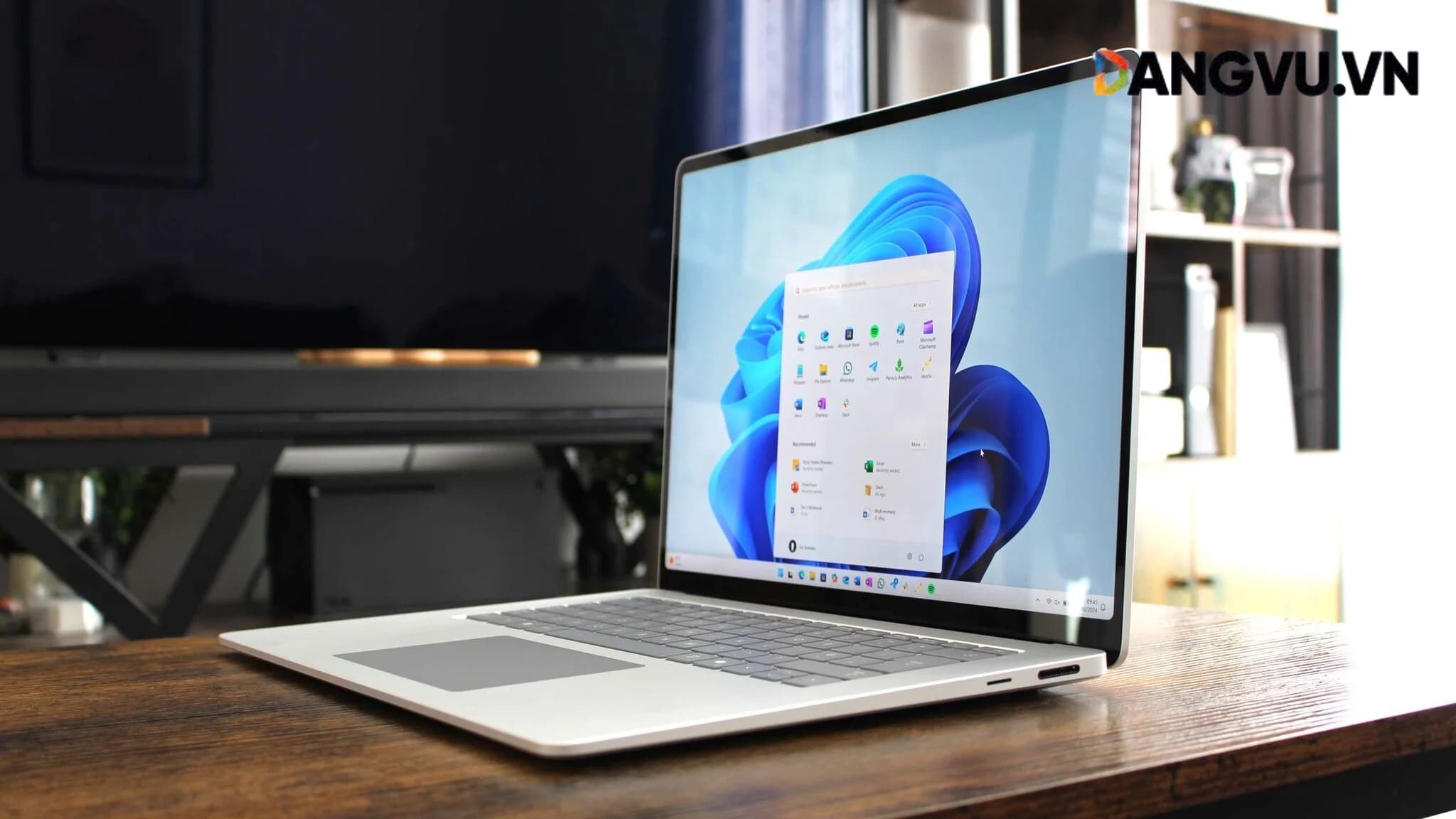 Surface Laptop 8 vs MacBook Pro M5 ai mới là vua PC