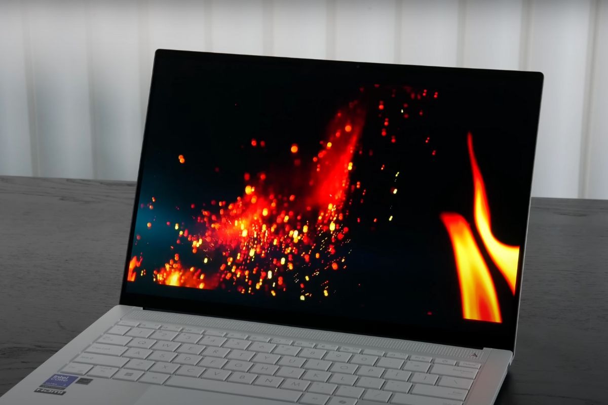 ASUS Zenbook 14 OLED 2025 sở hữu màn hình 14 inch OLED độ phân giải 2880x1800 pixels